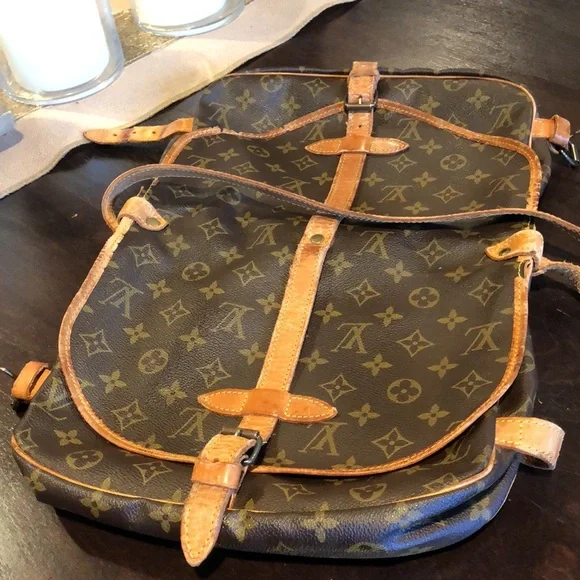 Authentic Louis Vuitton Saumur 30 Crossbody Monogram Canvas - Picture 5 of 17